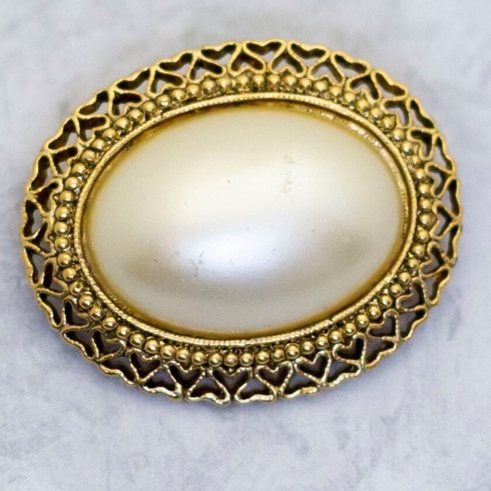 Vintage 80s Gold Filigree Faux Pearl Brooch Pin